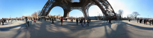 Devant la Tour Eiffel - Paris, France