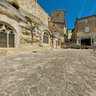 L'église monolithe et la place des Créneaux de Saint-Emilion  -  France