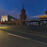 Die Oberbaumbrücke über die Spree in Berlin